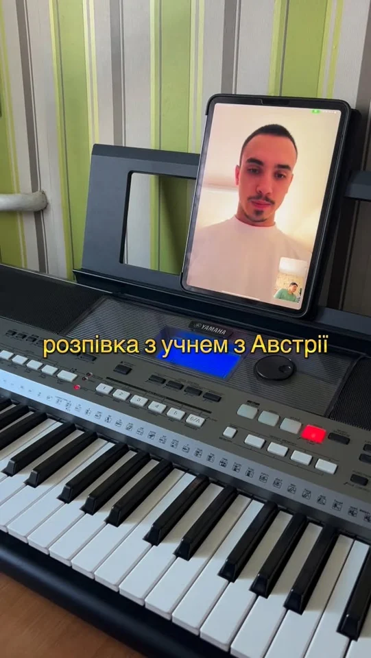 Микола розспівується з викладачем через відеозв’язок.